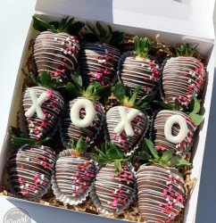 Valentine’s Day Chocolate Covered Berry Set